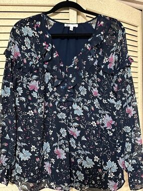 DR2 Navy Floral Ruffle V-Neck Blouse